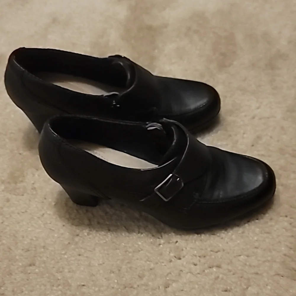 Clarks Black Heel Booties Size 8M - Picture 1 of 8